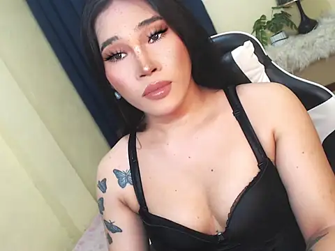 Snapshot of Ur_Fantastic_Lina chatting on 3, 11, 2025 Ur Fantastic Lina online show from 3, 11, 2025