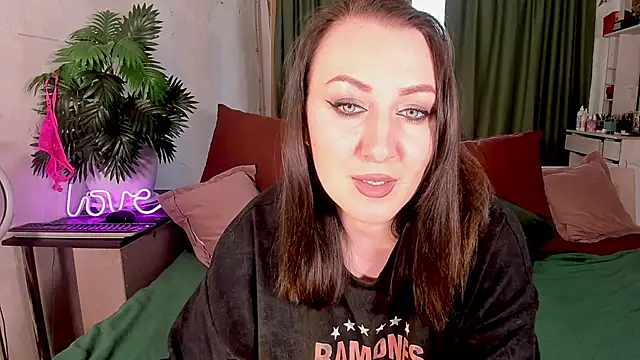 Mira Xo  online show from 3, 11, 2025