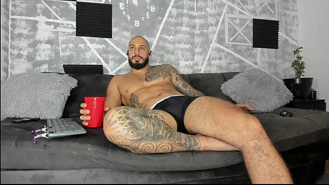 Snapshot of leonidas_18k chatting on 24, 4, 2026 leonidas 18k online show from 24, 4, 2026