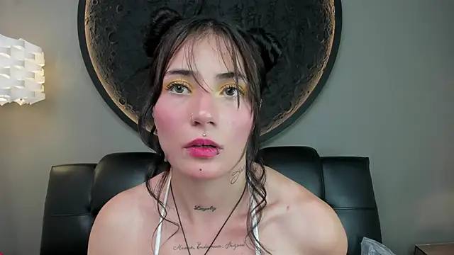 Snapshot of miss_sharlotte18 chatting on 8, 3, 2025 miss sharlotte18 online show from 8, 3, 2025