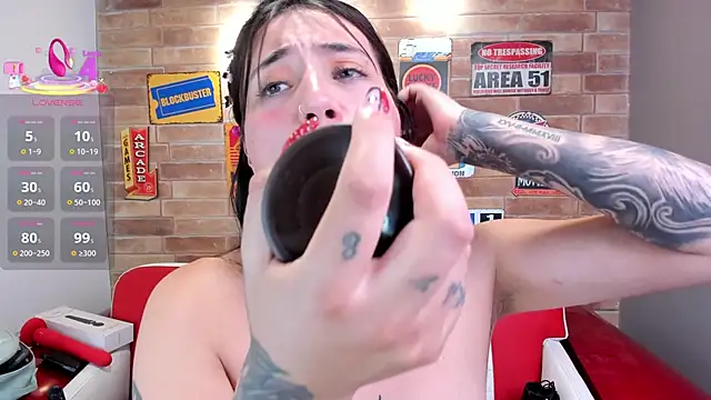 Snapshot of miss_sharlotte18 chatting on 6, 3, 2025 miss sharlotte18 online show from 6, 3, 2025