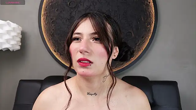 Snapshot of miss_sharlotte18 chatting on 1, 6, 2026 miss sharlotte18 online show from 1, 6, 2026