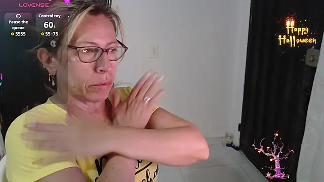 Snapshot of Chayla_Ruiz chatting on 10, 11, 2025 Chayla Ruiz online show from 10, 11, 2025