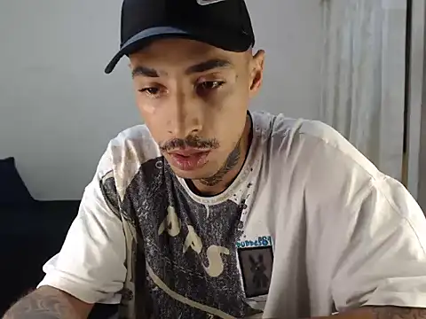 Snapshot of emiliano_hottt chatting on 27, 10, 2025 emiliano hottt online show from 27, 10, 2025