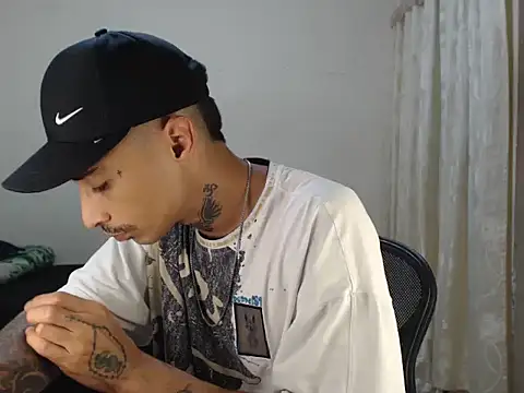 Snapshot of emiliano_hottt chatting on 27, 10, 2025 emiliano hottt online show from 27, 10, 2025