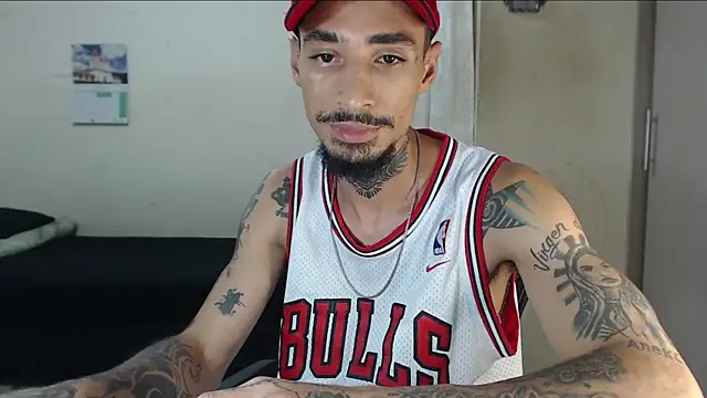 Snapshot of emiliano_hottt chatting on 28, 4, 2026 emiliano hottt online show from 28, 4, 2026