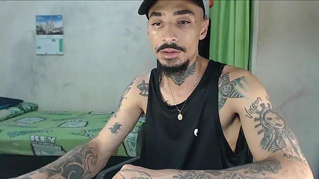 Snapshot of emiliano_hottt chatting on 31, 5, 2026 emiliano hottt online show from 31, 5, 2026