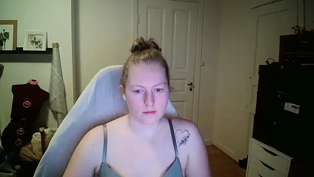 Girlnina-1995 online show from 7, 1, 2026