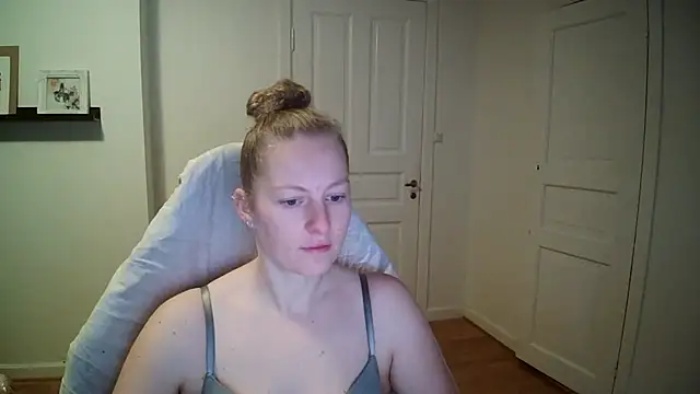 Snapshot of Girlnina-1995 chatting on 27, 11, 2025 Girlnina-1995 online show from 27, 11, 2025