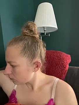 Snapshot of Girlnina-1995 chatting on 28, 10, 2025 Girlnina-1995 online show from 28, 10, 2025