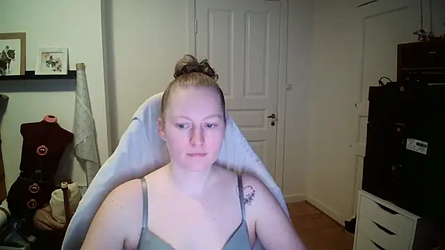 Girlnina-1995 online show from 7, 1, 2026