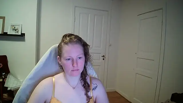 Girlnina-1995 online show from 9, 3, 2026