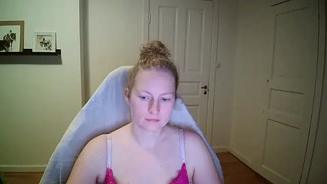 Snapshot of Girlnina-1995 chatting on 28, 10, 2025 Girlnina-1995 online show from 28, 10, 2025