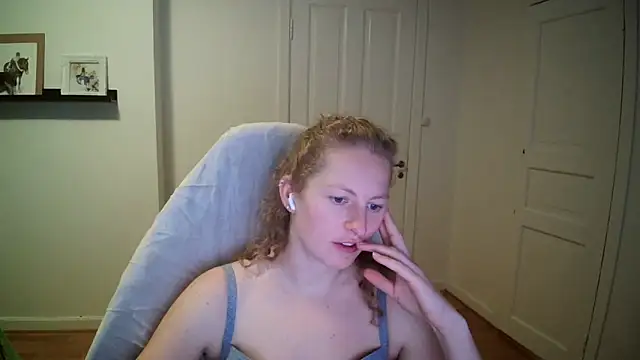 Snapshot of Girlnina-1995 chatting on 14, 10, 2025 Girlnina-1995 online show from 14, 10, 2025