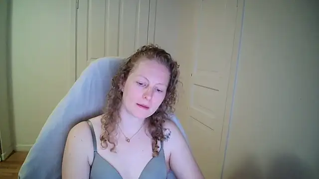 Girlnina-1995 online show from 24, 3, 2026