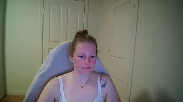 Girlnina-1995 online show from 21, 4, 2026