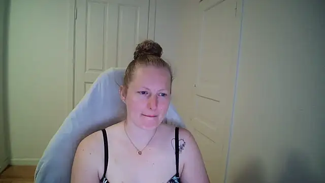 Snapshot of Girlnina-1995 chatting on 18, 5, 2026 Girlnina-1995 online show from 18, 5, 2026