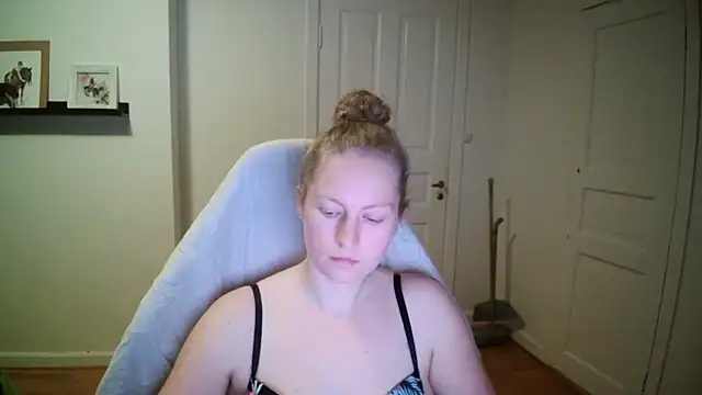 Snapshot of Girlnina-1995 chatting on 16, 10, 2025 Girlnina-1995 online show from 16, 10, 2025