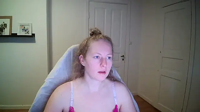 Snapshot of Girlnina-1995 chatting on 13, 10, 2025 Girlnina-1995 online show from 13, 10, 2025