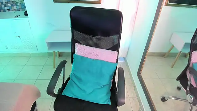 Karlagonzales  online show from 4, 12, 2025