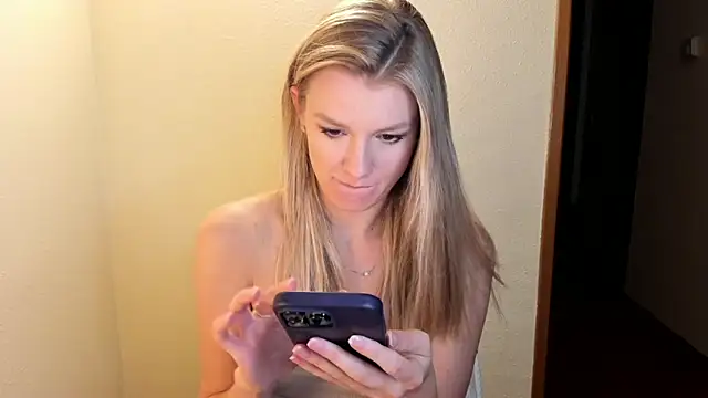 Snapshot of Annloveyou chatting on 9, 12, 2024 Annloveyou online show from 9, 12, 2024