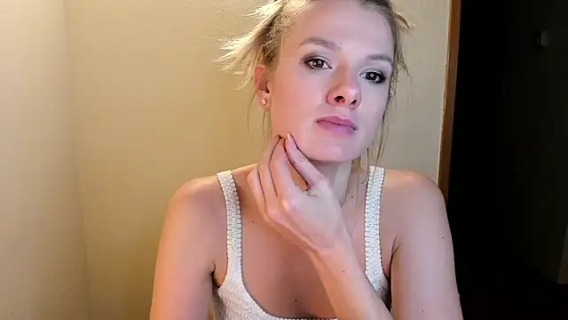 Snapshot of Annloveyou chatting on 4, 1, 2025 Annloveyou online show from 4, 1, 2025