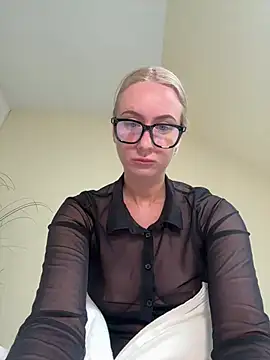 Snapshot of CutieEmy chatting on 12, 5, 2026 CutieEmy online show from 12, 5, 2026
