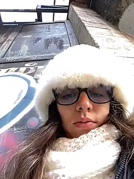 Maggie Fox3 online show from 12, 4, 2026