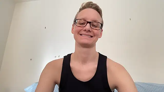 Snapshot of LeahWilde chatting on 14, 2, 2025 LeahWilde online show from 14, 2, 2025