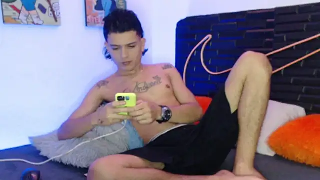 Snapshot of andersonZ998 chatting on 28, 10, 2025 andersonZ998 online show from 28, 10, 2025