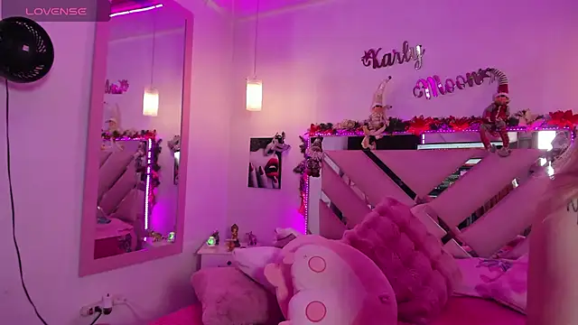 Snapshot of Karly_moon chatting on 6, 12, 2024 Karly moon online show from 6, 12, 2024