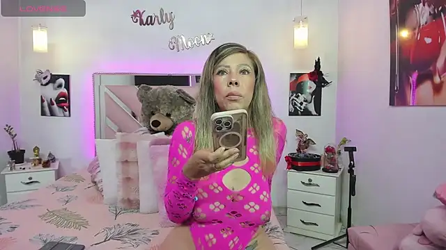 Snapshot of Karly_moon chatting on 17, 9, 2025 Karly moon online show from 17, 9, 2025