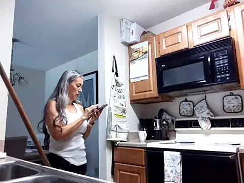 EvaRobinson online show from 6, 3, 2025