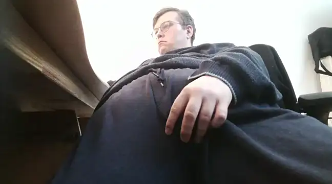 Snapshot of chubbysmallcock@xh chatting on 8, 3, 2025 chubbysmallcockxh online show from 8, 3, 2025