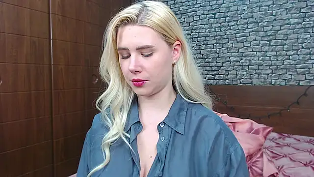 Snapshot of CuteBlondeMe chatting on 9, 3, 2025 CuteBlondeMe online show from 9, 3, 2025