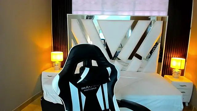 Snapshot of Linda4Petite chatting on 9, 11, 2025 Linda4Petite online show from 9, 11, 2025