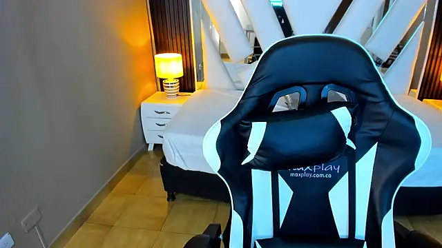 Snapshot of Linda4Petite chatting on 12, 11, 2025 Linda4Petite online show from 12, 11, 2025