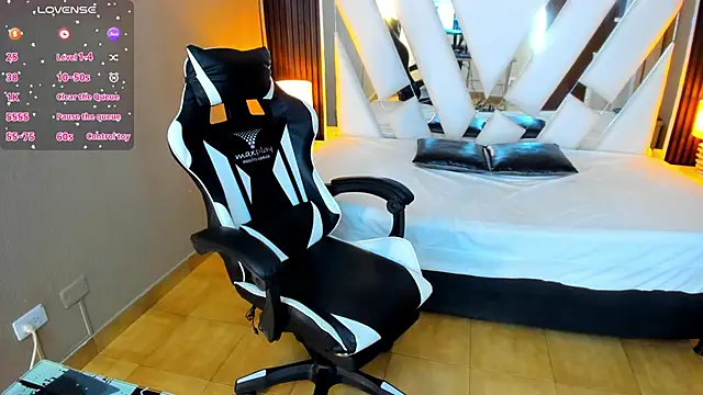 Snapshot of Linda4Petite chatting on 4, 10, 2025 Linda4Petite online show from 4, 10, 2025