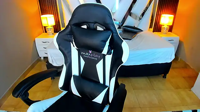 Snapshot of Linda4Petite chatting on 17, 10, 2025 Linda4Petite online show from 17, 10, 2025