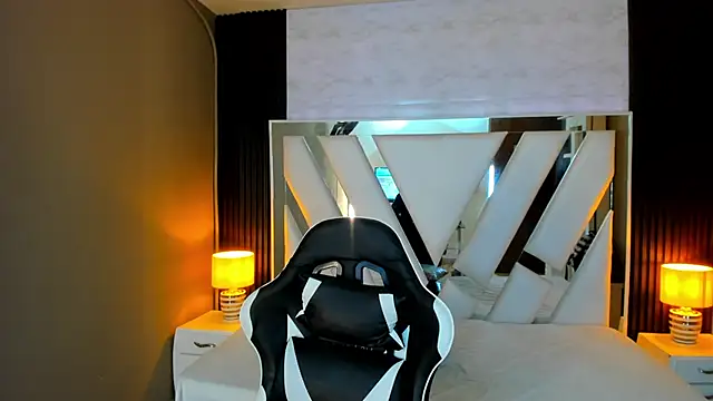 Snapshot of Linda4Petite chatting on 14, 11, 2025 Linda4Petite online show from 14, 11, 2025