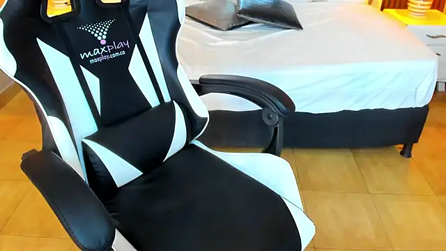 Snapshot of Linda4Petite chatting on 10, 10, 2025 Linda4Petite online show from 10, 10, 2025