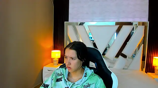 Snapshot of Linda4Petite chatting on 2, 11, 2025 Linda4Petite online show from 2, 11, 2025