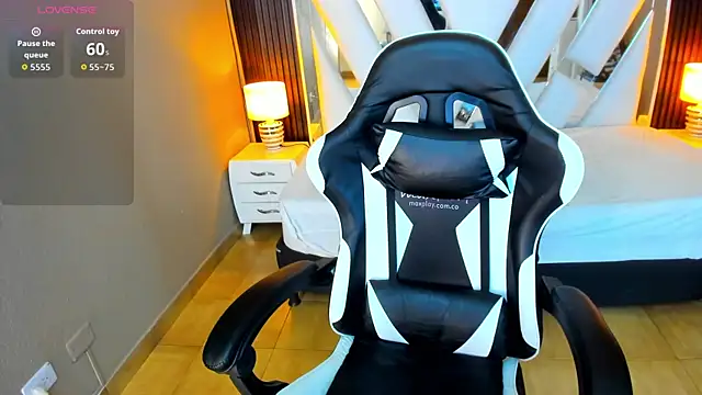 Snapshot of Linda4Petite chatting on 21, 11, 2025 Linda4Petite online show from 21, 11, 2025