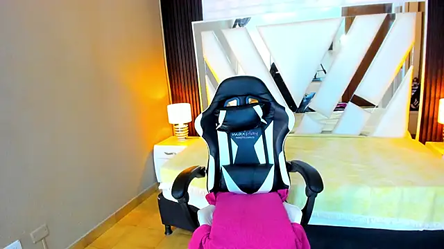 Snapshot of Linda4Petite chatting on 22, 11, 2025 Linda4Petite online show from 22, 11, 2025