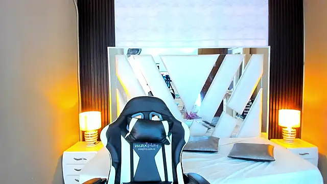 Snapshot of Linda4Petite chatting on 28, 10, 2025 Linda4Petite online show from 28, 10, 2025