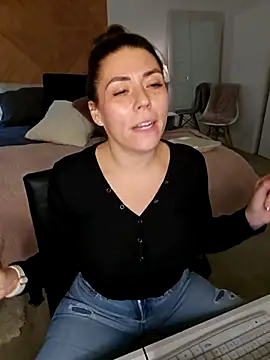 Snapshot of Ellie-L-Elizabeth chatting on 25, 11, 2025 Ellie-L-Elizabeth online show from 25, 11, 2025