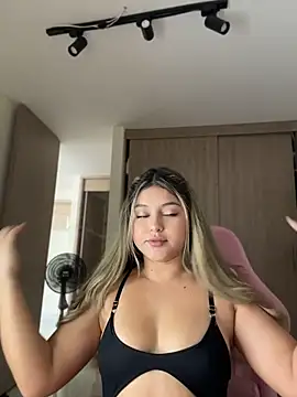 Snapshot of lunablossom_ chatting on 4, 7, 2026 lunablossom online show from 4, 7, 2026