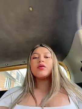 Snapshot of lunablossom_ chatting on 20, 6, 2026 lunablossom online show from 20, 6, 2026