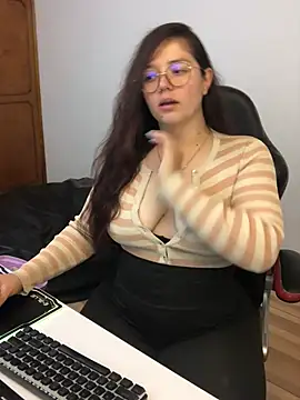 Snapshot of kayortiiz chatting on 7, 6, 2026 kayortiiz online show from 7, 6, 2026
