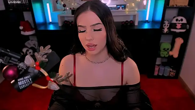 Snapshot of SofiRusselle chatting on 13, 12, 2025 SofiRusselle online show from 13, 12, 2025